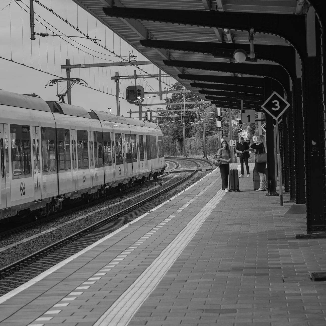 Personal hygiene and health requirements for train station retail workers